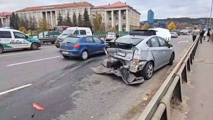 Avarija Vilniuje: Geležinio Vilko gatvėje pavojingai manevravęs neblaivus „KIA“ vairuotojas rėžėsi į „Toyota Prius“