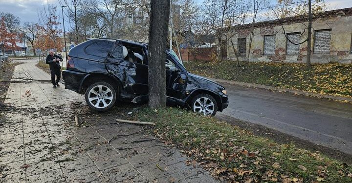 Avarija Vilniuje Geležinkelio gatvėje BMW visureigis rėžėsi į medį