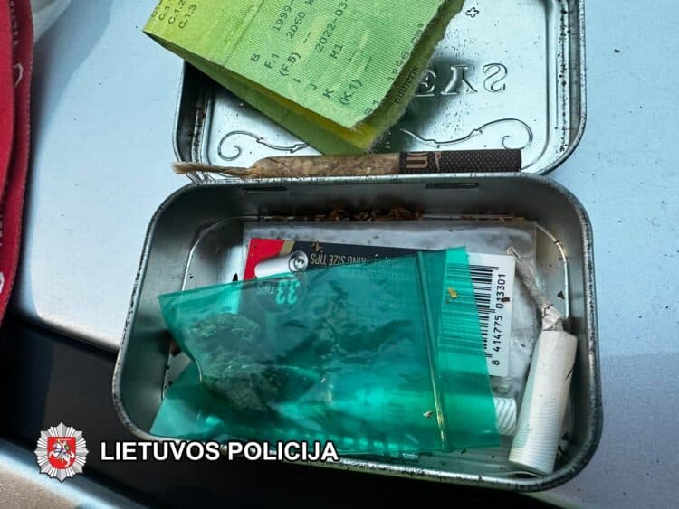 Du krepšinio fanai į rungtynes Vilniuje atvyko su „žole“