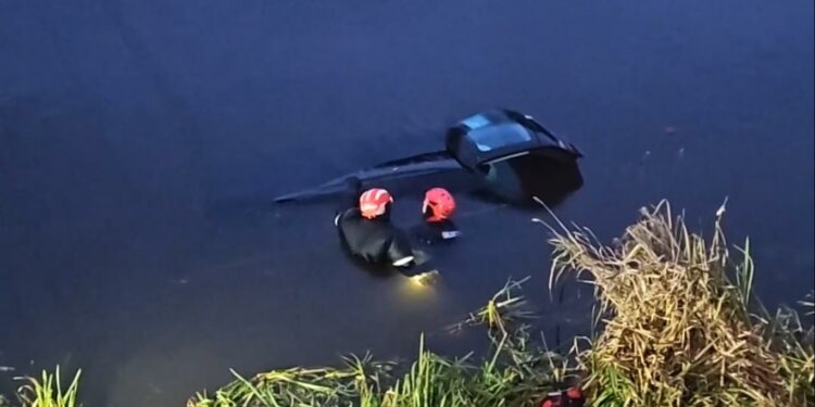 Grigiškėse upėje nuskendo „Mercedes-Benz“ automobilis, išgelbėta moteris