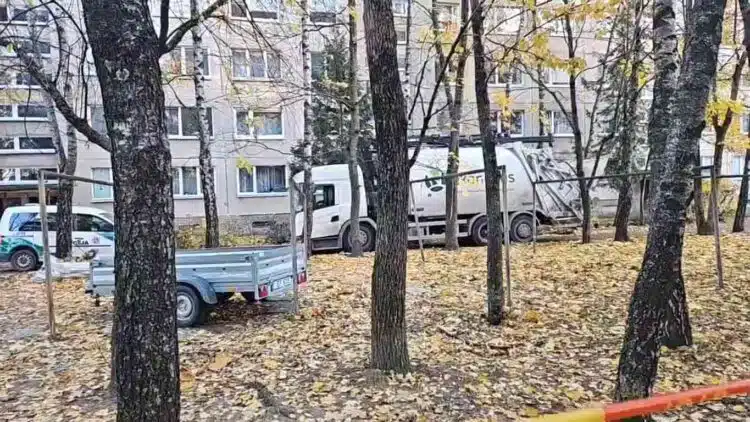 Tragiška nelaimė Vilniuje: po šiukšliavežio ratais pakliuvusi močiūtė žuvo vietoje