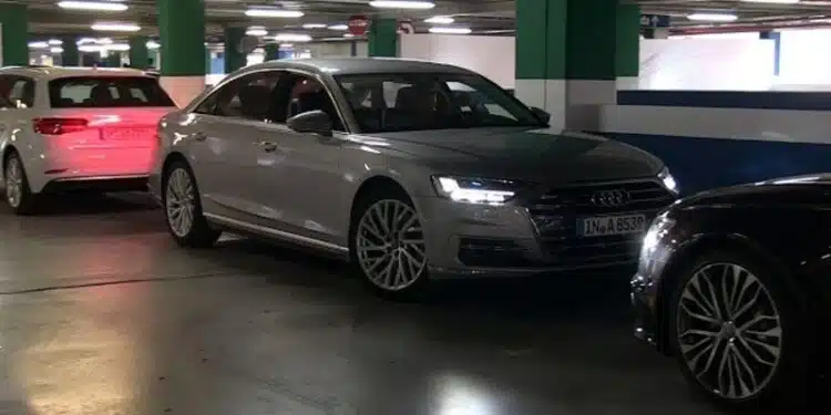 audi a8 automobilis