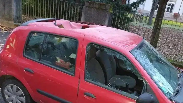 automobilis su skyle stoge meteoritas