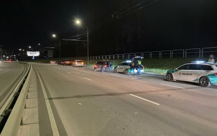 policijos pareigunai reidas automobiliai kelias