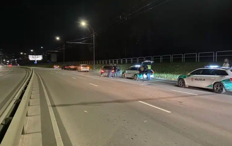 policijos pareigunai reidas automobiliai kelias