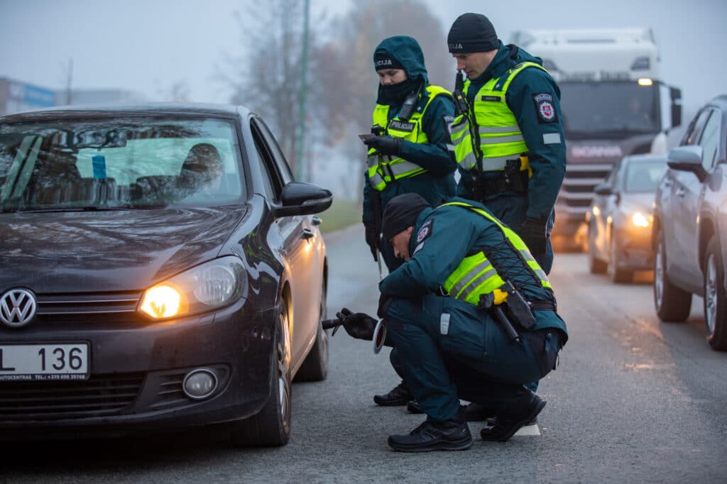 policijos pareigunai reidas padangu protektoriaus gylis tikrinimas bauda uz netinkamas padangas ziema