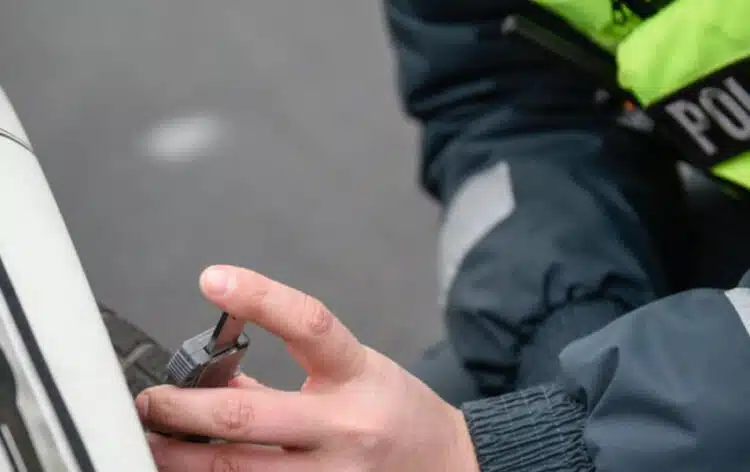 policijos pareigunas padangu patikra protektoriaus gylis