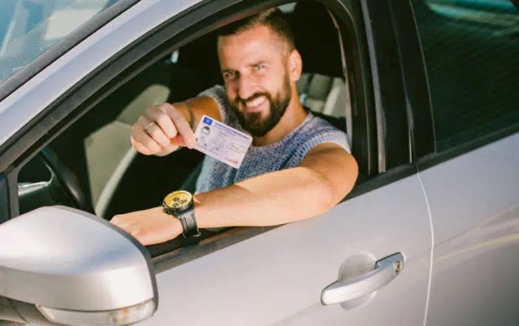 vairuotojas vairuotojo pazymejimas automobilis