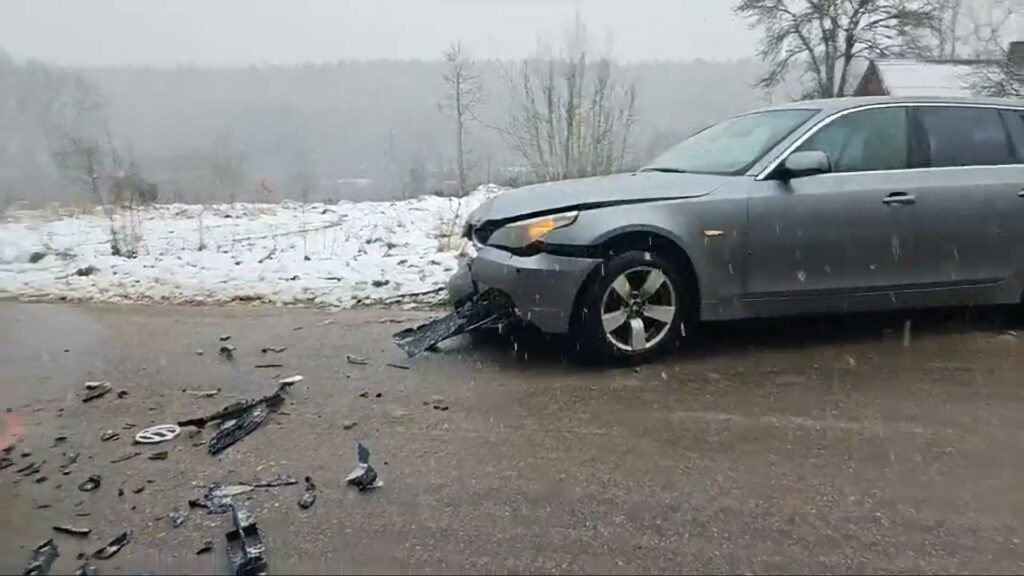 Avarija Vilniaus rajone: GMP automobilis susidūrė su BMW, sužalotas medikas