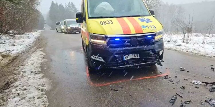 Avarija Vilniaus rajone: GMP automobilis susidūrė su BMW, sužalotas medikas