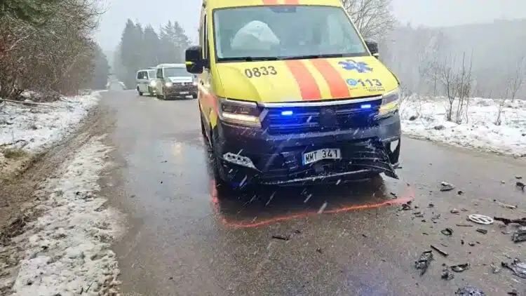 Avarija Vilniaus rajone: GMP automobilis susidūrė su BMW, sužalotas medikas