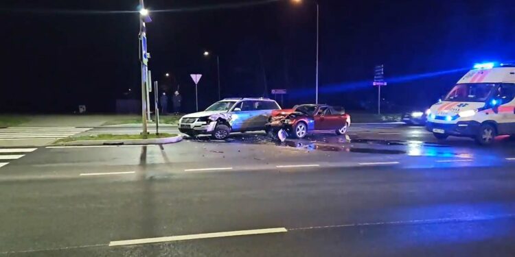 Avarija Vilniuje: Kalvarijų gatvėje susidūrus „VW“ ir „Mazda“ automobiliams nukentėjo 2 moterys
