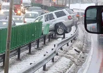 Avarija Vilniuje: Žirnių gatvėje visureigis pakibo ant atitvarų, susidarė didžiūlė spūstis