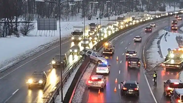 Avarija Vilniuje: Žirnių gatvėje visureigis pakibo ant atitvarų, susidarė didžiūlė spūstis