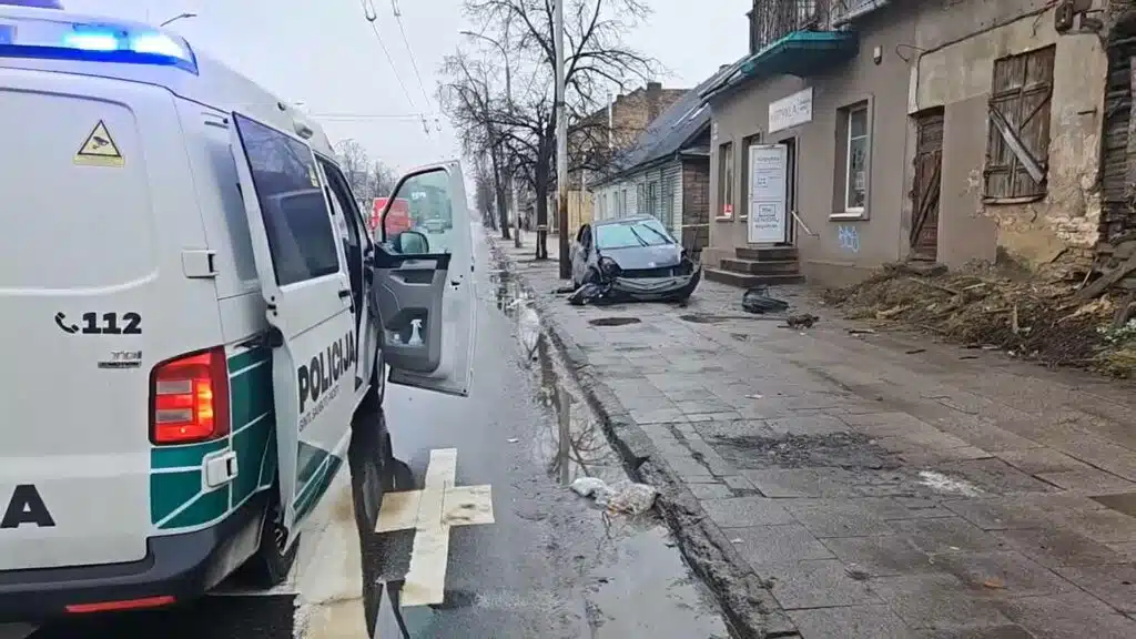 Avarija Vilniuje: susidūrus dviem automobiliams vienas iš jų vertėsi ir atsitrenkė į namo sieną