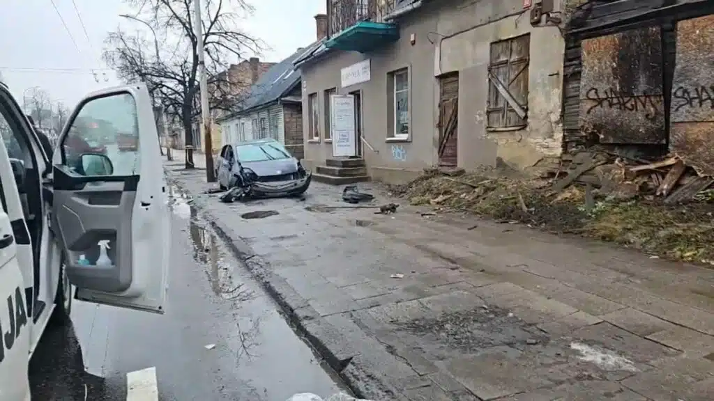 Avarija Vilniuje: susidūrus dviem automobiliams vienas iš jų vertėsi ir atsitrenkė į namo sieną
