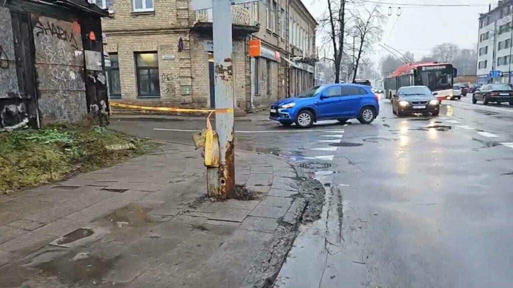 Avarija Vilniuje: susidūrus dviem automobiliams vienas iš jų vertėsi ir atsitrenkė į namo sieną