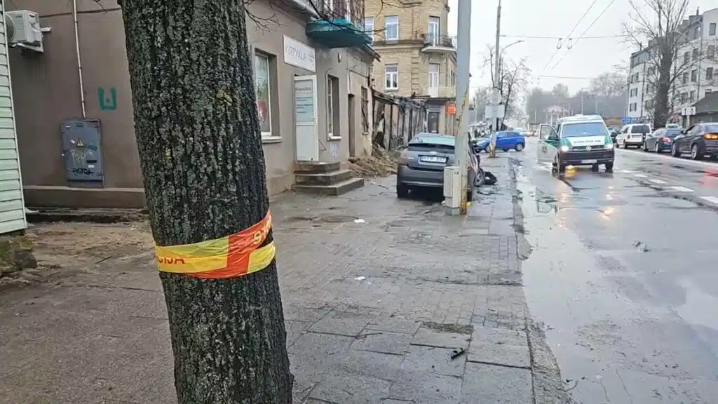 Avarija Vilniuje: susidūrus dviem automobiliams vienas iš jų vertėsi ir atsitrenkė į namo sieną