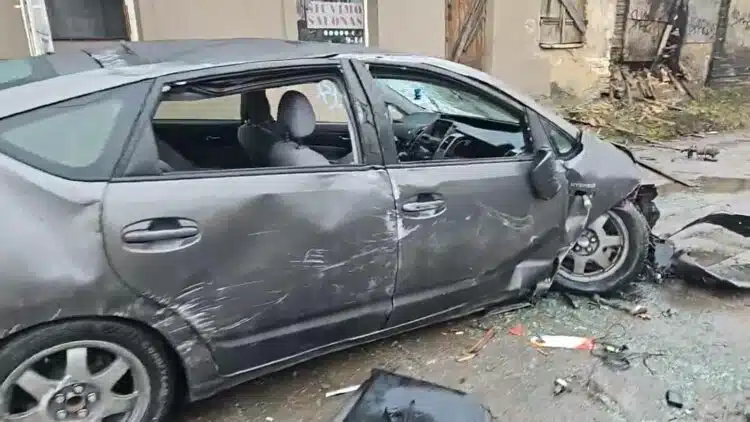 Avarija Vilniuje: susidūrus dviem automobiliams vienas iš jų vertėsi ir atsitrenkė į namo sieną