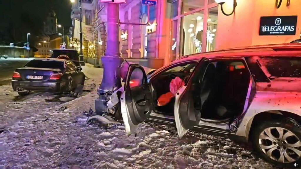 Girtos vairuotojos avarija prie Vilniaus eglutės: rėžėsi į stulpą prie pat įėjimo į viešbutį, nukentėjo keleivis