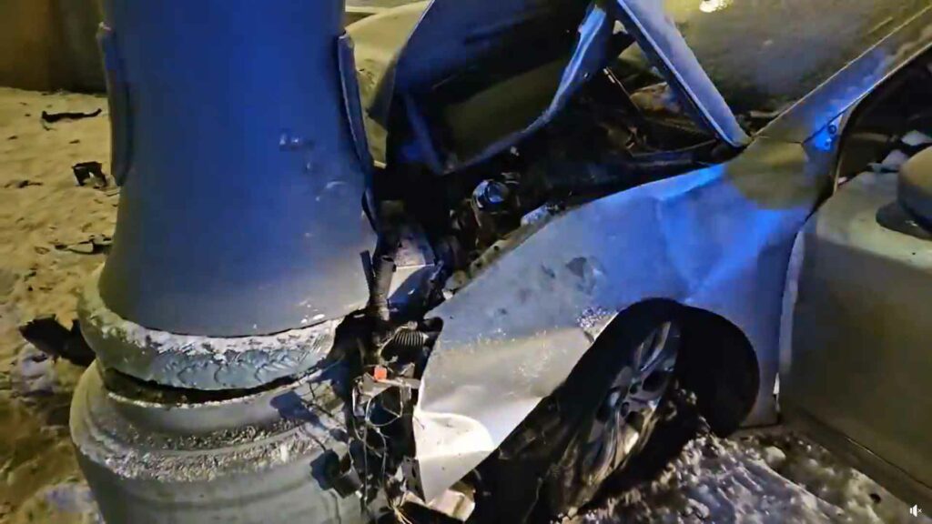 Girtos vairuotojos avarija prie Vilniaus eglutės: rėžėsi į stulpą prie pat įėjimo į viešbutį, nukentėjo keleivis