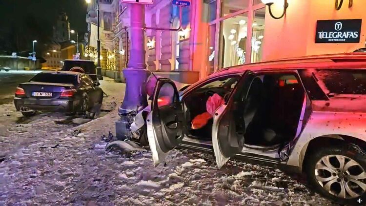 Girtos vairuotojos avarija prie Vilniaus eglutės: rėžėsi į stulpą prie pat įėjimo į viešbutį, nukentėjo keleivis