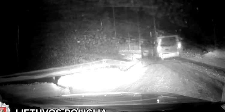 Neblaivus automobilio „Renault Trafic“ vairuotojas sulaikytas Skaidiškėse (video)