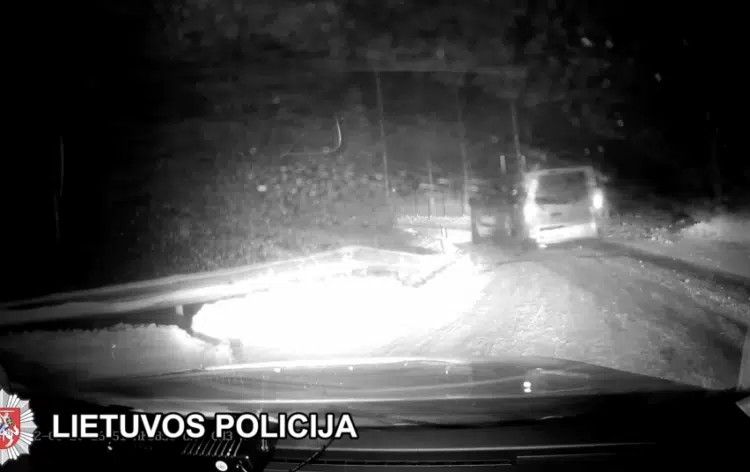 Neblaivus automobilio „Renault Trafic“ vairuotojas sulaikytas Skaidiškėse (video)