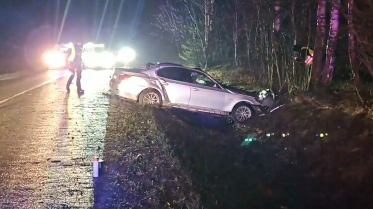 Trakų rajone sprukdamas nuo policijos žuvo į medį atsitrenkęs 19-metis BMW vairuotojas