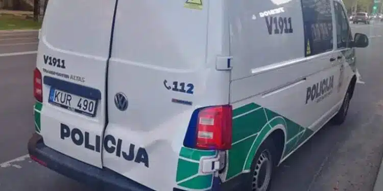 apgadintas vw transporter policijos tarnybinis automobilis