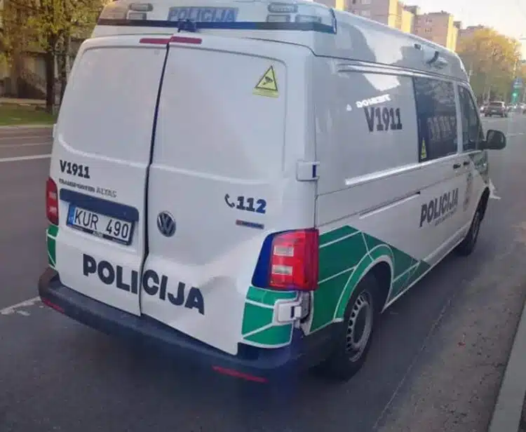 apgadintas vw transporter policijos tarnybinis automobilis