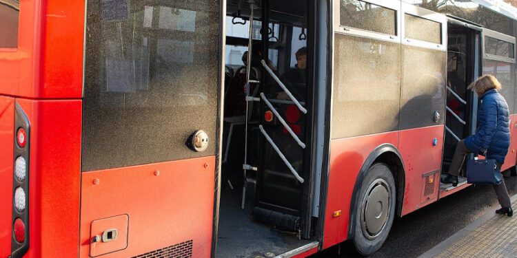 autobusas viesojo transporto stoteleje atidorytos autobuso durys