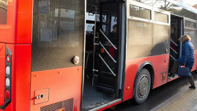autobusas viesojo transporto stoteleje atidorytos autobuso durys