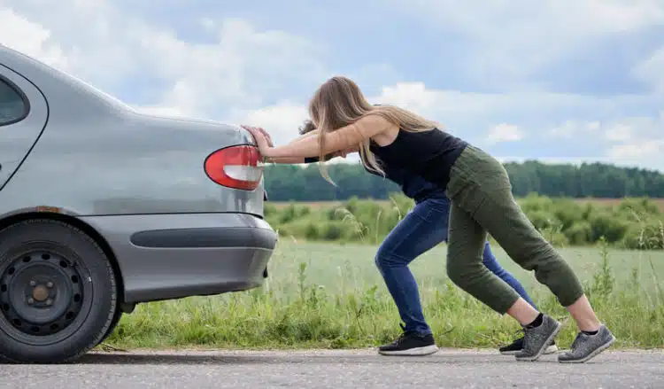 automobilio uzvedimas stumiant arba tempiant