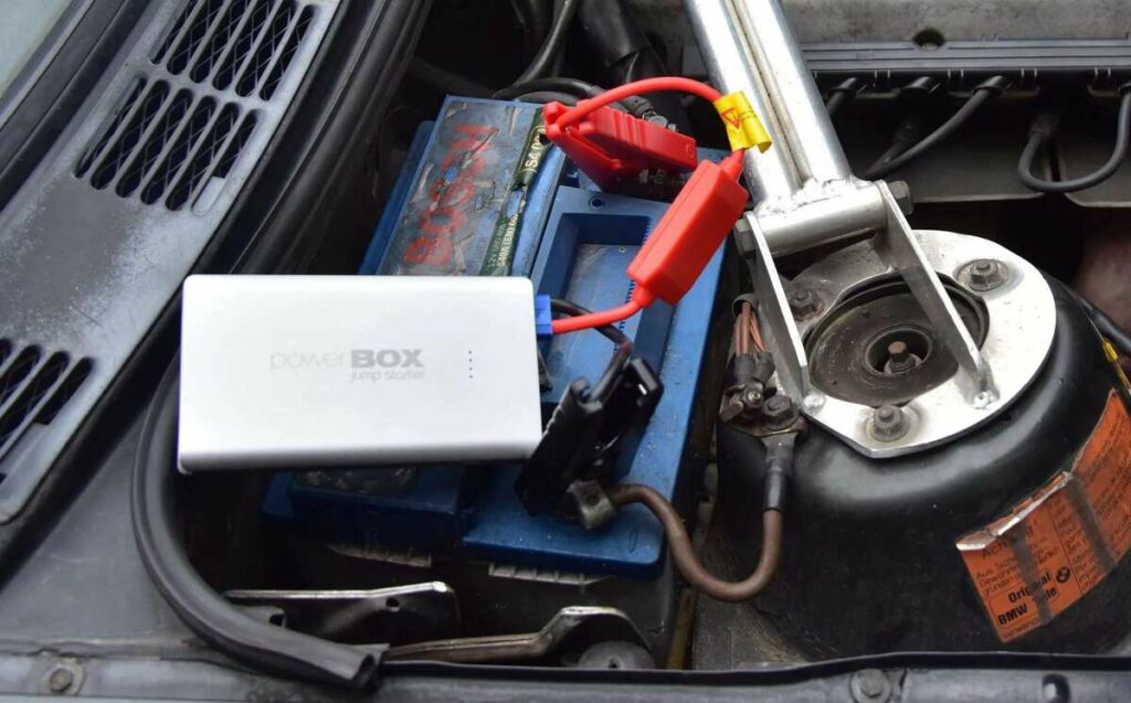 automobilio uzvedimas su isorine baterija