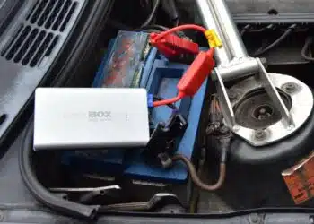 automobilio uzvedimas su isorine baterija