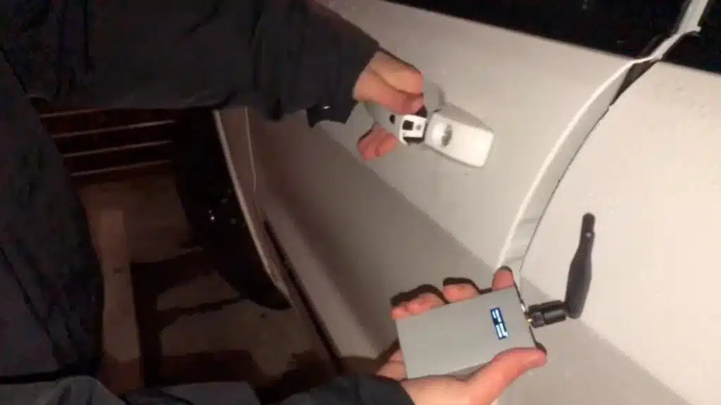 automobilio vagyste naudojant rysio retransliatoriu keylessgo