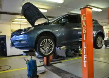 automobilio variklio alyvos keitimas