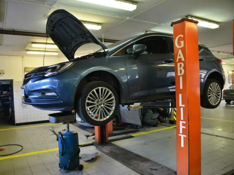 automobilio variklio alyvos keitimas