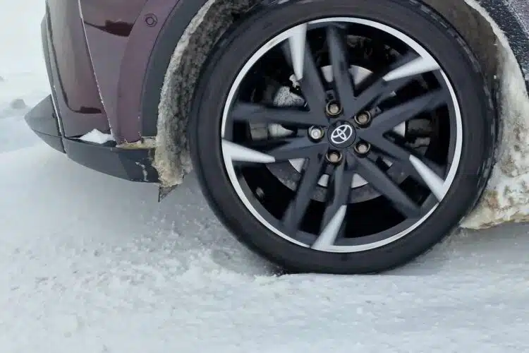automobilis uzstriges ant apsnigtos kelio dangos