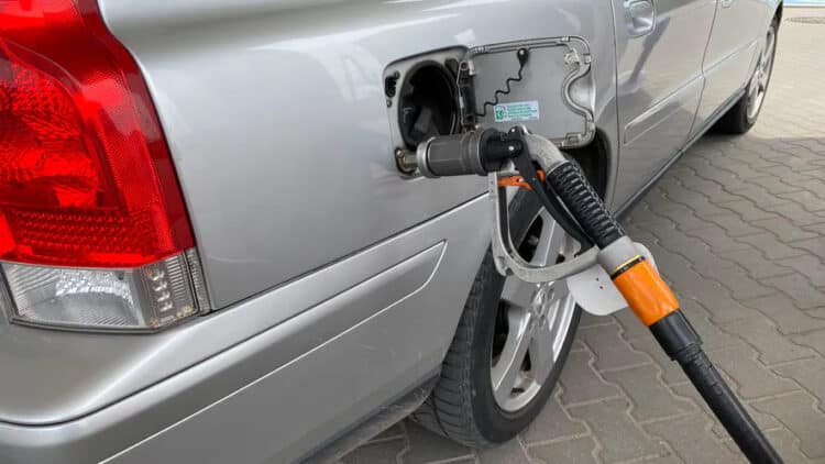 automobilis varomas dujomis duju bako pildymas
