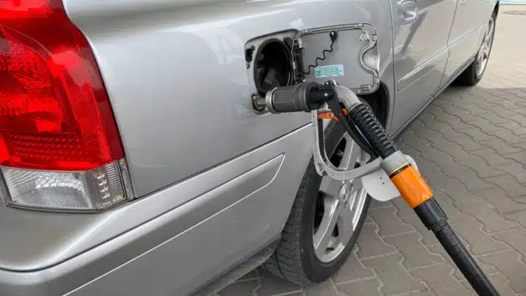 automobilis varomas dujomis duju bako pildymas
