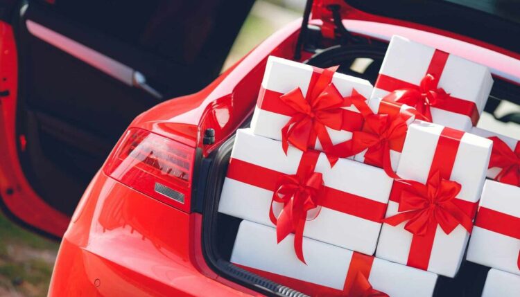 dovanos automobilio bagazineje