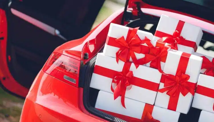 dovanos automobilio bagazineje
