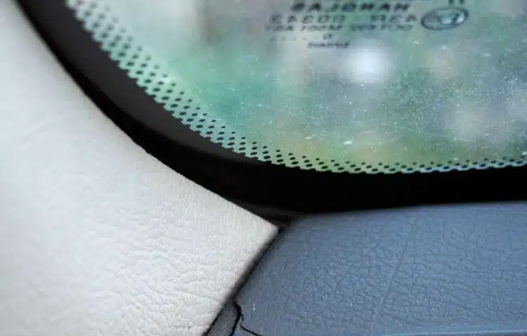juoda juosta ir taskai aplink automobilio langa