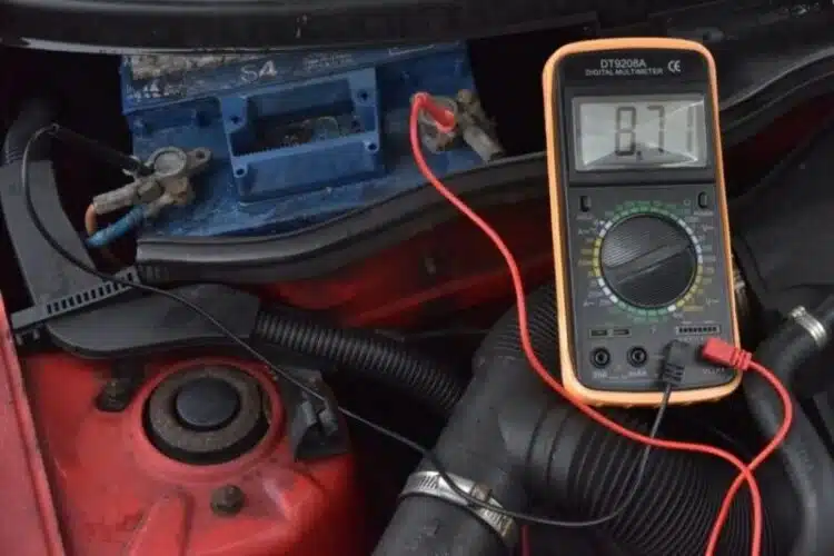 kaip uzvesti automobili su issikrovusiu akumuliatoriumi