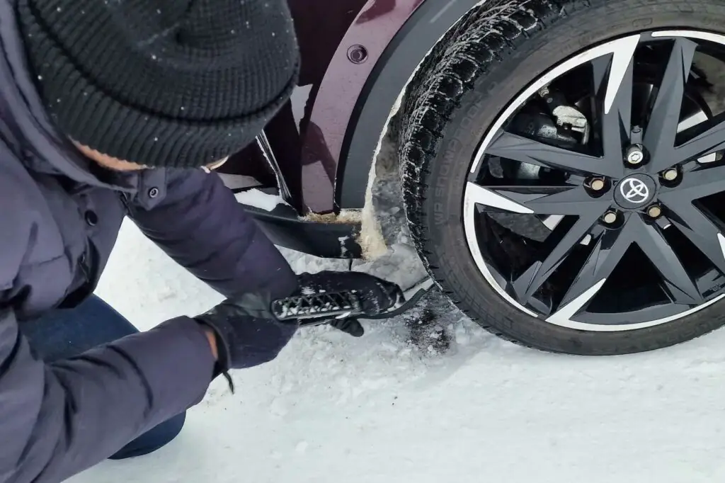 kastuvo naudojimas automobiliui uzstrigus sniege kaip isvaziuoti uzklimpus sniege