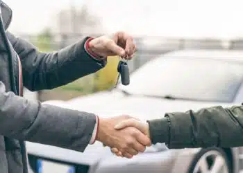 kodel neverta pirkti naudoto automobilio ranku paspaudimas