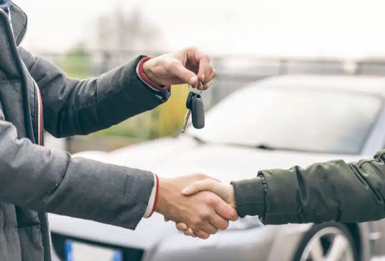 kodel neverta pirkti naudoto automobilio ranku paspaudimas