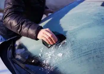 ledu pasidenges priekinis automobilio langas